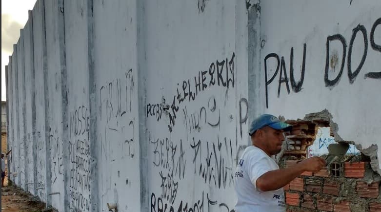 FOTOS: Presos retiram pichações e reconstroem muros na Penitenciária de Alcaçuz