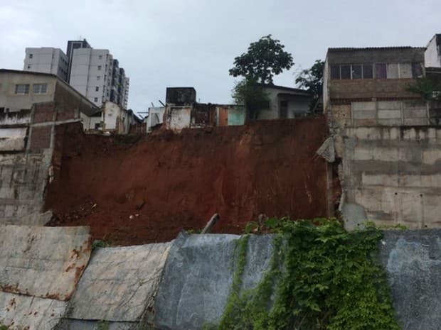 FOTOS: Muro de contenção desaba na comunidade do Jacó, em Natal