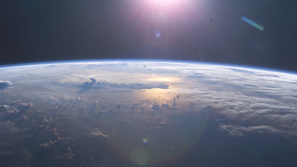 Pedaço misterioso de lixo espacial está em rota de colisão com a Terra