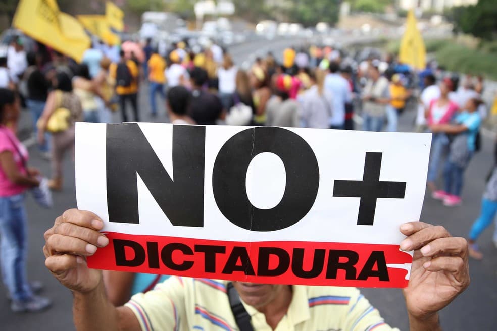 Tribunal volta atrás e revoga decisão de intervir no Parlamento venezuelano
