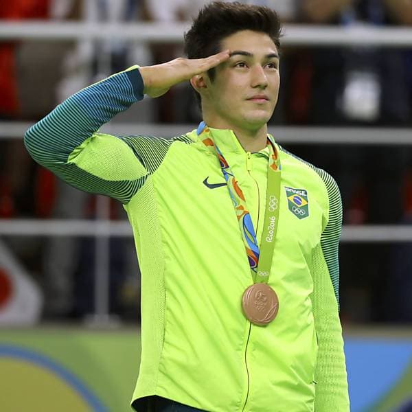 FOTO: Militar da Aeronáutica, Nory faz gesto polêmico ao ganhar medalha no Rio