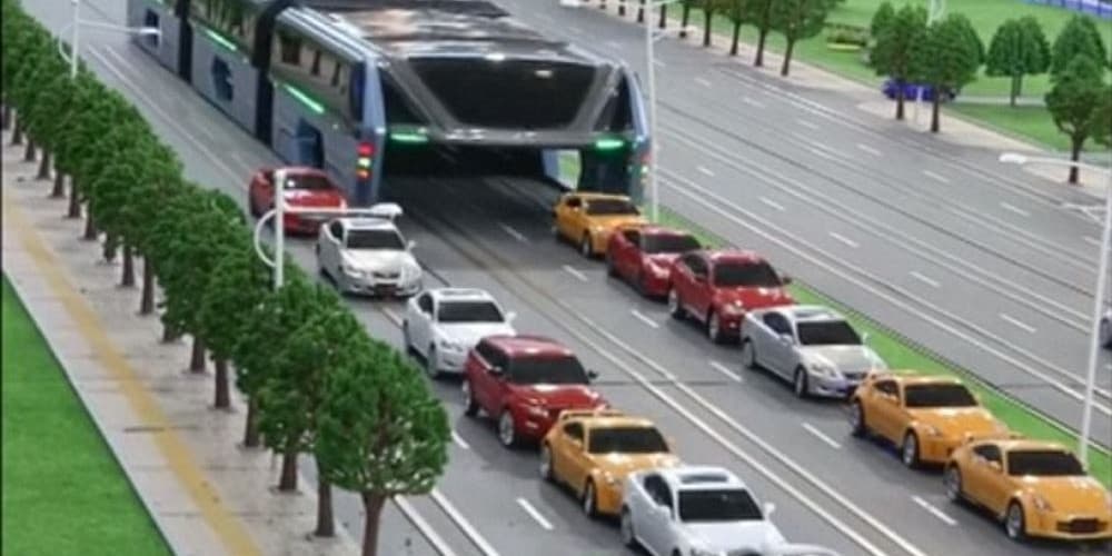 FOTOS: China lança ônibus com abertura para passar por cima dos carros