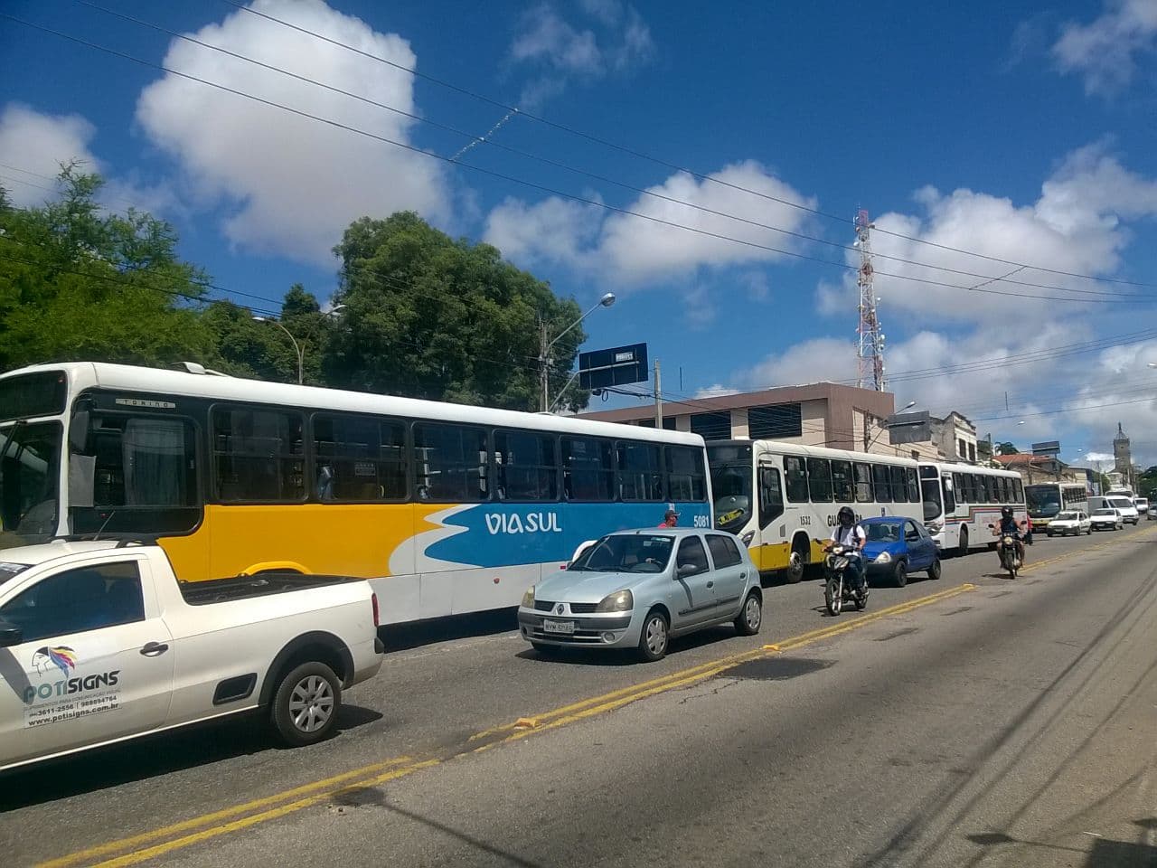 FOTOS: Rodoviários realizam paralisação no Baldo no fim da manhã desta segunda