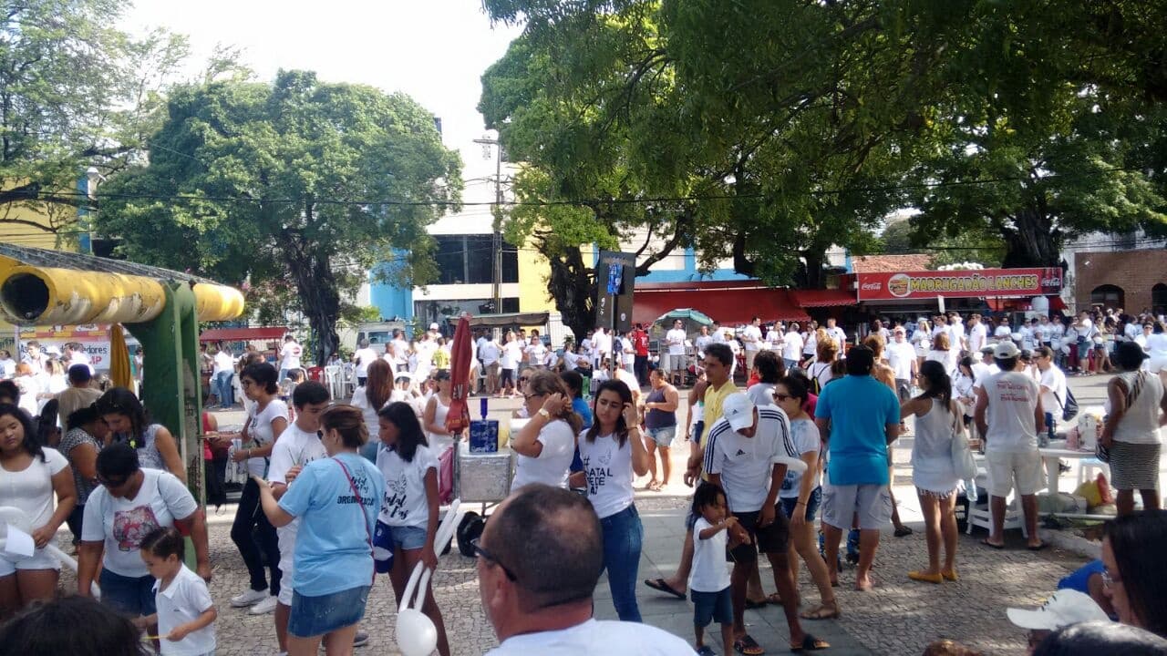 FOTO: Muitas pessoas na Praça Cívica para a Primeira Caminhada Pela Paz