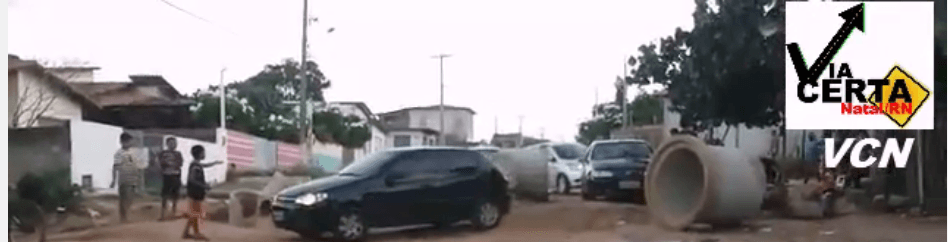 VÍDEO: Crianças e adultos cobram "pedágio" em desvio da av. Moema Tinôco no caminho para Genipabú