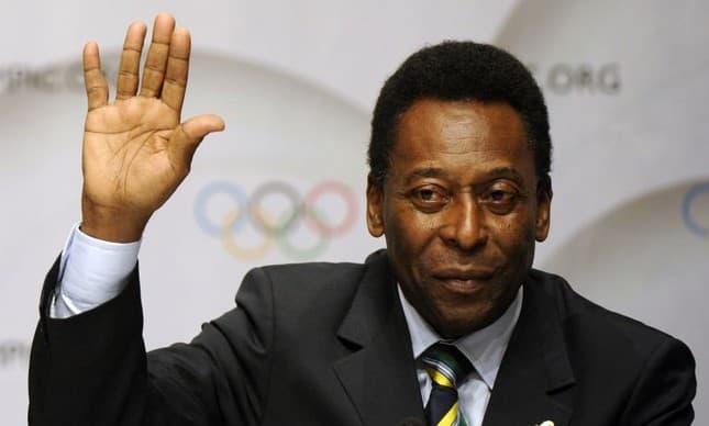 Pelé fica em pé com dificuldade e não consegue mais andar nem usando bengala