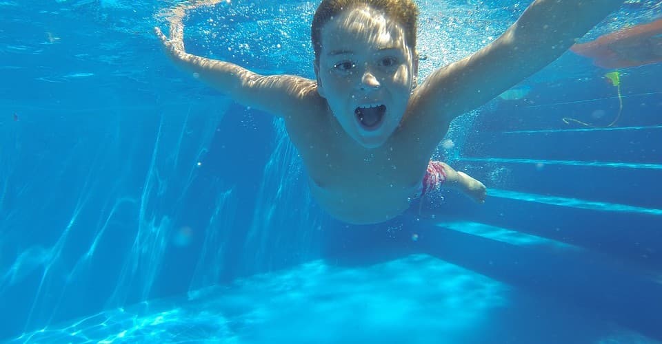 PREOCUPADO COM O EXCESSO DE CLORO? ESQUEÇA. Estudo diz que piscinas públicas têm até 75 litros de urina