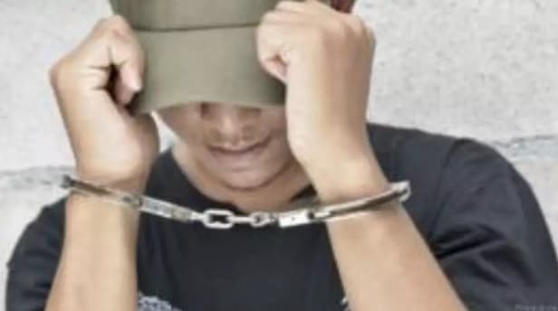 Carteiro promete ‘adotar bandido' após ter celular roubado; protegeu infrator de "linchamento, e se prepara para visitá-lo no centro de reclusão