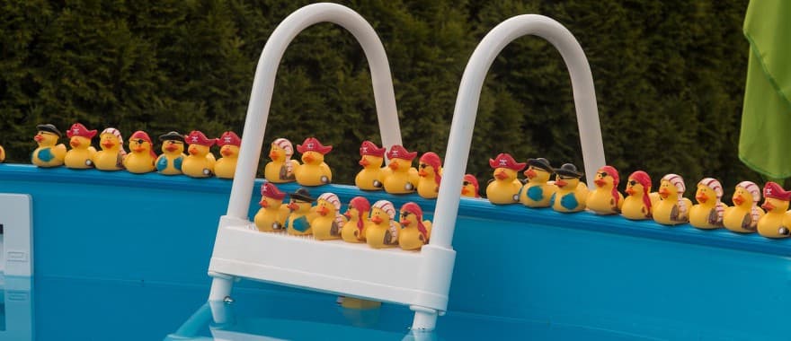 Casal faz orgia em piscina de condomínio e vira memes na internet