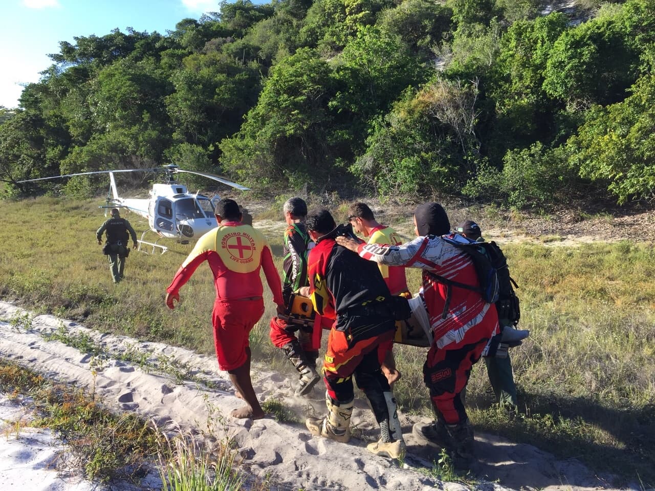 FOTO: Helicóptero Potiguar 1 é usado para resgate de motociclista acidentado nas trilhas de Búzios