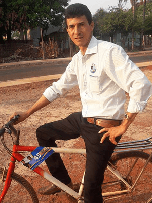 FOTO: Ex-gari, prefeito eleito vai de bicicleta para solenidade de posse em MT