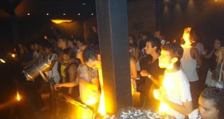 FOTO: Boate-templo em MG tem pregação no lugar de "pegação"