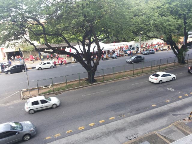 FOTOS: Manifestantes do ato contra impeachment estão concentrados na Salgado Filho, em frente ao IFRN