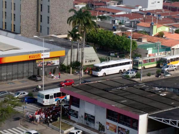[FOTO] Manifestantes pró-Dilma chegaram para protesto em ônibus fretados