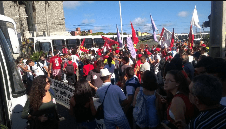 FOTOS E VÍDEO: Sindicalistas protestam em Natal contra "PL da Terceirização"