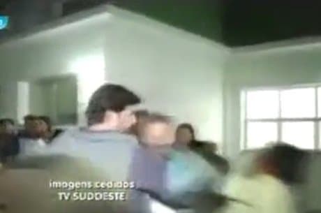 VÍDEO: Prefeito em MG leva soco de mulher durante inauguração de posto de saúde