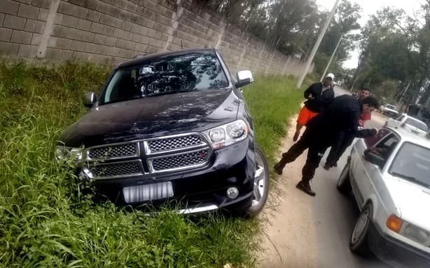 FOTOS: Carro sai da pista, e fã registra momento com Ronaldinho Gaúcho
