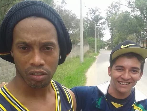 Ronaldinho estreia bem, Flu bate Grêmio no RJ e volta ao G-4