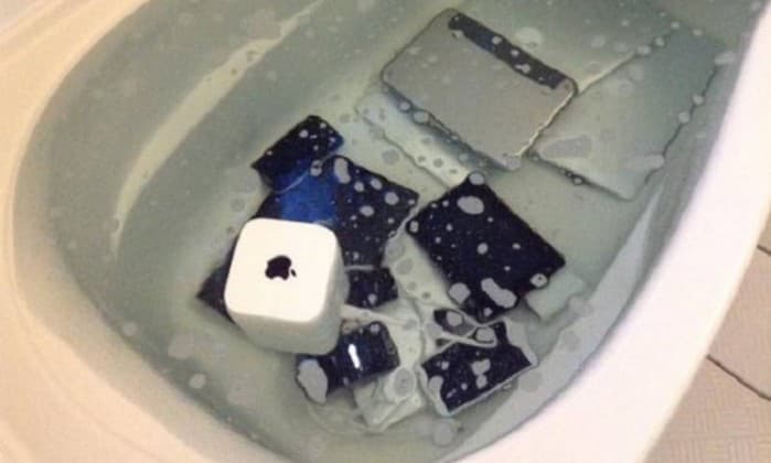FOTO: Após descobrir traição, mulher joga todos os produtos Apple do ex em uma banheira