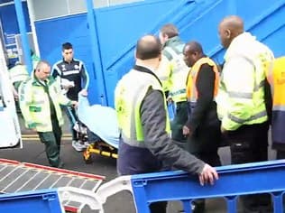 FOTO: Fora de jogo decisivo do Chelsea, Ramires é levado de ambulância para hospital