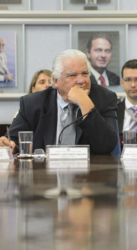 Ex-ministro é internado em estado grave após acidente em MG