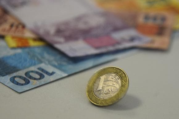 Banco Central projeta inflação dentro da meta este ano e em 4,4% em 2017