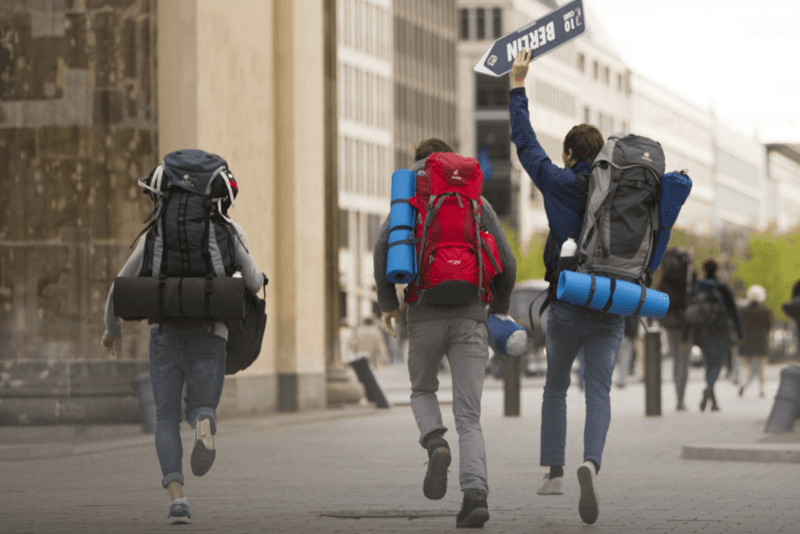 Universitários do RN concorrem a chance de explorar a Europa usando apenas latas de Red Bull; ajude na votação