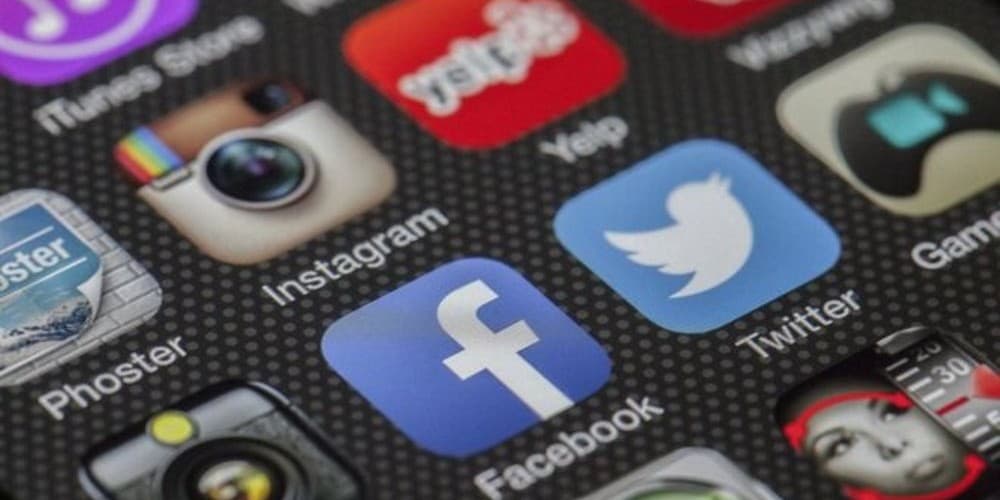 Pedir para outra pessoa escolher sua foto de perfil pode ajudar na hora de conseguir emprego ou encontro, sugere estudo