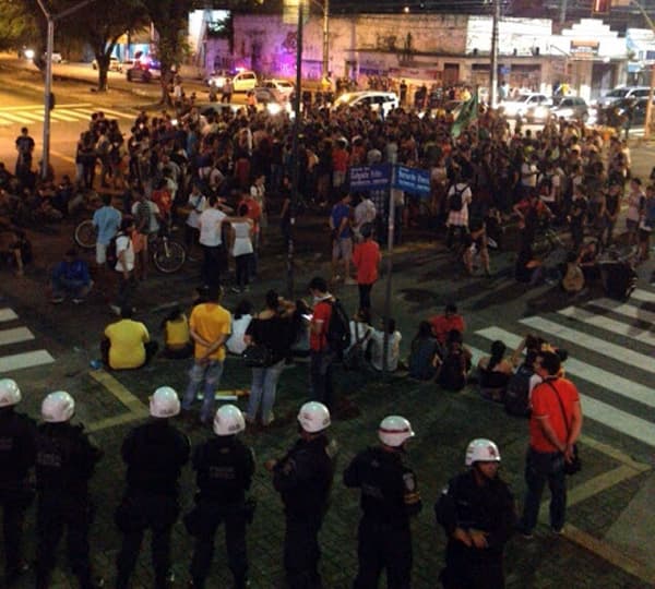 Após fechar o cruzamento do Midway, manifestantes fazem "roletaço" e encerram protesto