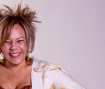 Vocalista do Kaoma é encontrada morta em carro incendiado no RJ