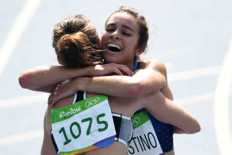 Corredora ajuda adversária machucada na semifinal dos 5.000 metros e ambas vão a final