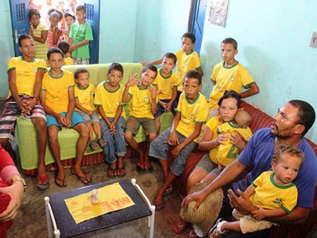 Casal que tem 12 filhos com letra ‘R' festeja chegada do 13º herdeiro na BA