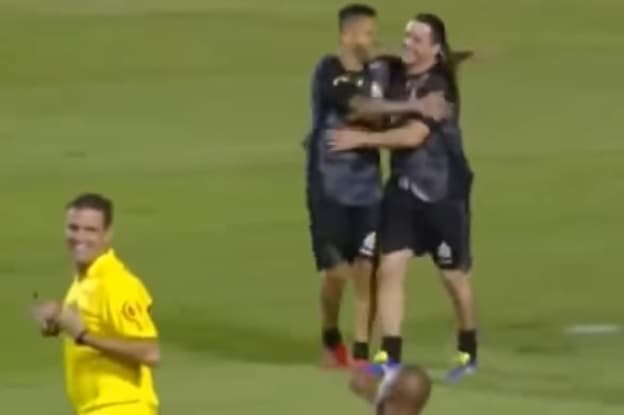 VÍDEO: Wesley Safadão brilha mais uma vez e faz golaço de cobertura em jogo beneficente