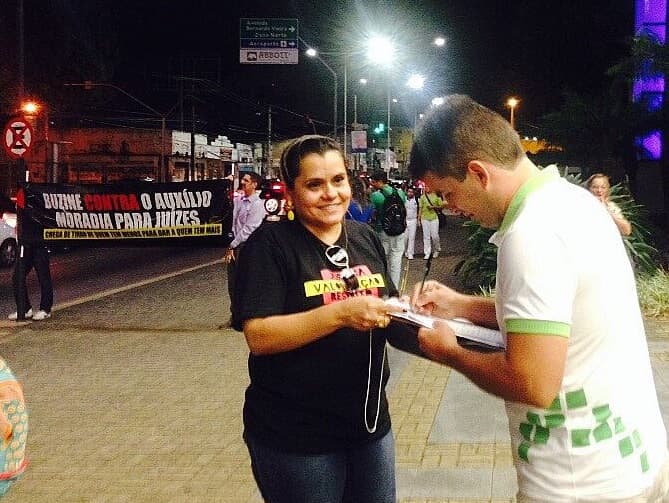 FOTO: Sisjern coleta assinaturas em favor de Projeto de Lei que extingue auxílio-moradia; buzinaço foi realizado em Natal
