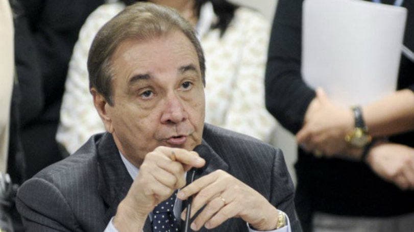 Agripino acusa Cunha de fazer jogo com impeachment e analisa: "Acho difícil ele se sustentar"