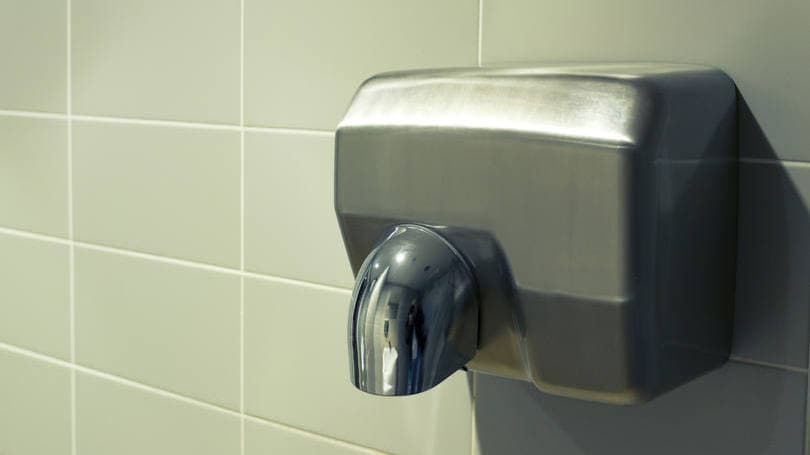 Secador de mãos é pior do que toalha de papel e espalha H1N1