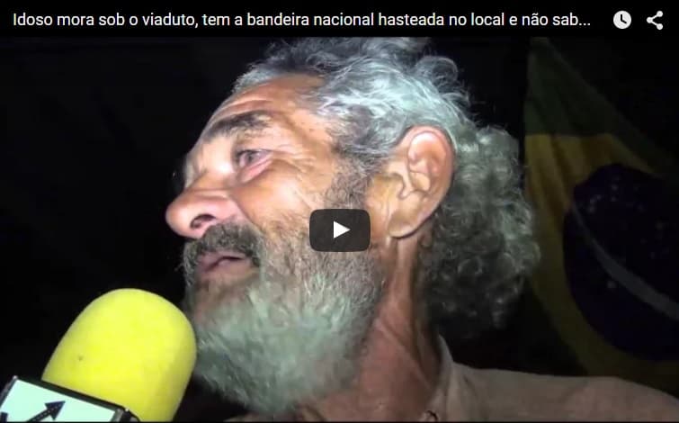 VÍDEO(EMOCIONANTE) - Igapó: Idoso mora sob o viaduto, tem a bandeira nacional hasteada no local e não sabe quem é a presidente