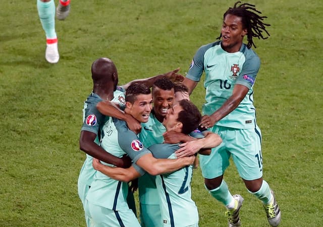 Cristiano Ronaldo faz gol, dá assistência involuntária e conduz Portugal à final da Euro