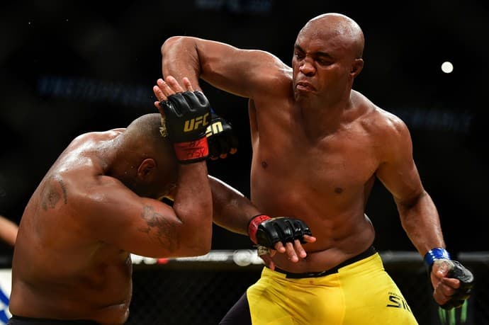 Anderson Silva é derrotado por unanimidade mas ovacionado pelo público