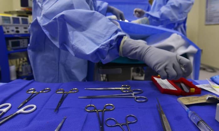 Paciente sob anestesia grava acidentalmente xingamentos de médicos durante cirurgia