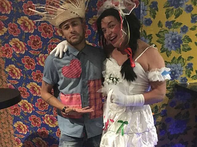 FOTOS: Neymar freta 3 jatos particulares para reunir os amigos em festa junina