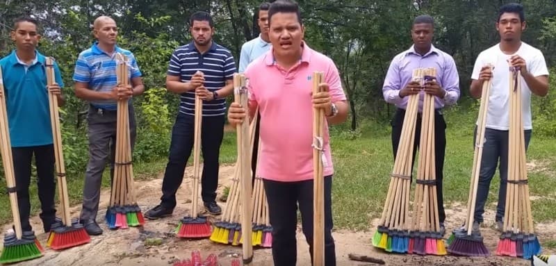 FOTO: Pastores da Igreja Universal vendem vassouras "ungidas" por mil reais para varrer a casa do ‘mal'