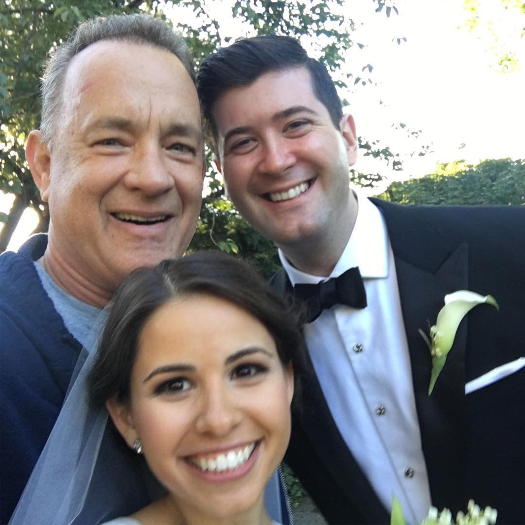 "Oi, sou Tom Hanks" (FOTOS): Astro do cinema americano invade casamento em NY e faz selfie na festa