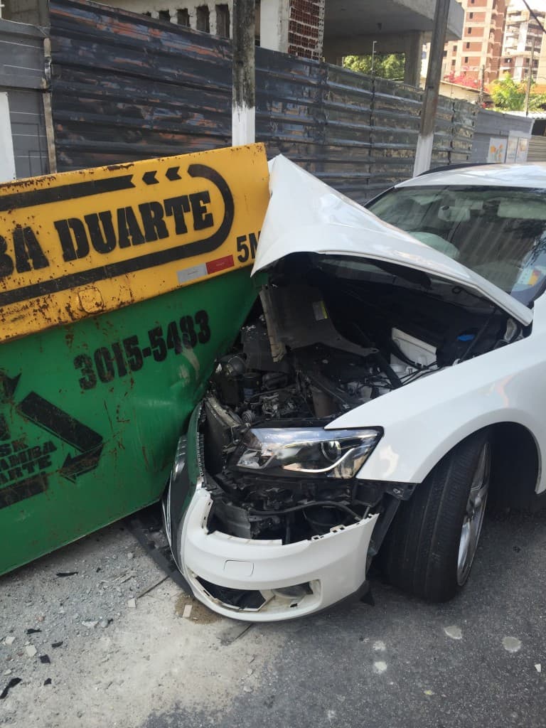 FOTO: Carro bate em caçamba de entulho na rua dos Tororós