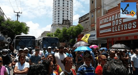FOTOS: Manifestantes bloquearam trânsito na região central da capital na tarde desta sexta