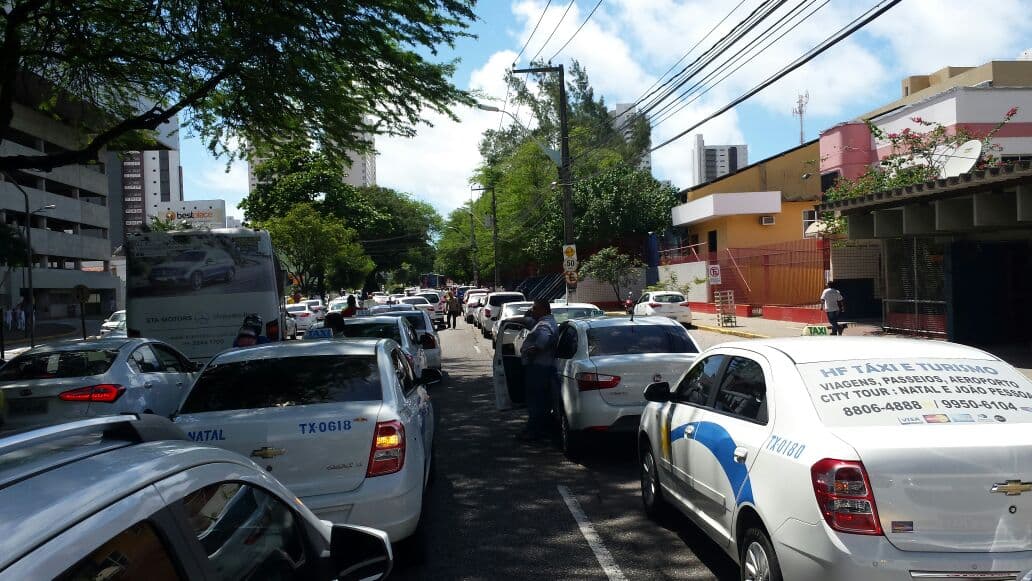 FOTOS: Taxistas realizaram carreata pela ruas da capital e fizeram protesto na porta da Prefeitura do Natal