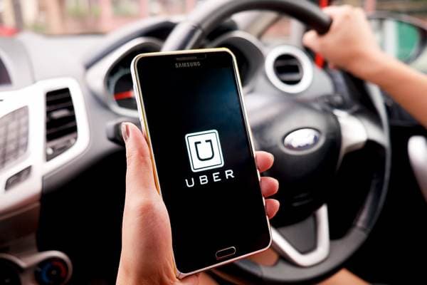 Uber fica mais parecido com táxi e começa a cobrar nova taxa para usuários; veja valores atuais