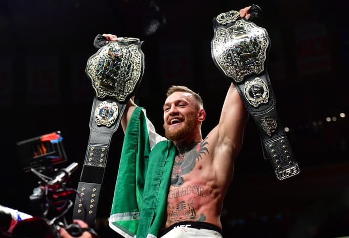 McGregor passeia diante de Alvarez e faz história ao faturar segundo cinturão