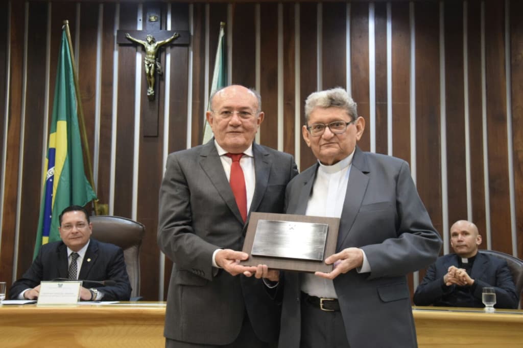 Assembleia homenageia 50 anos de sacerdócio do padre João Medeiros Filho