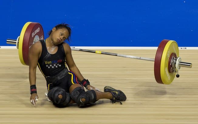 FOTO: Venezuelana desmaia no levantamento de peso, mas ganha medalha de prata no Pan